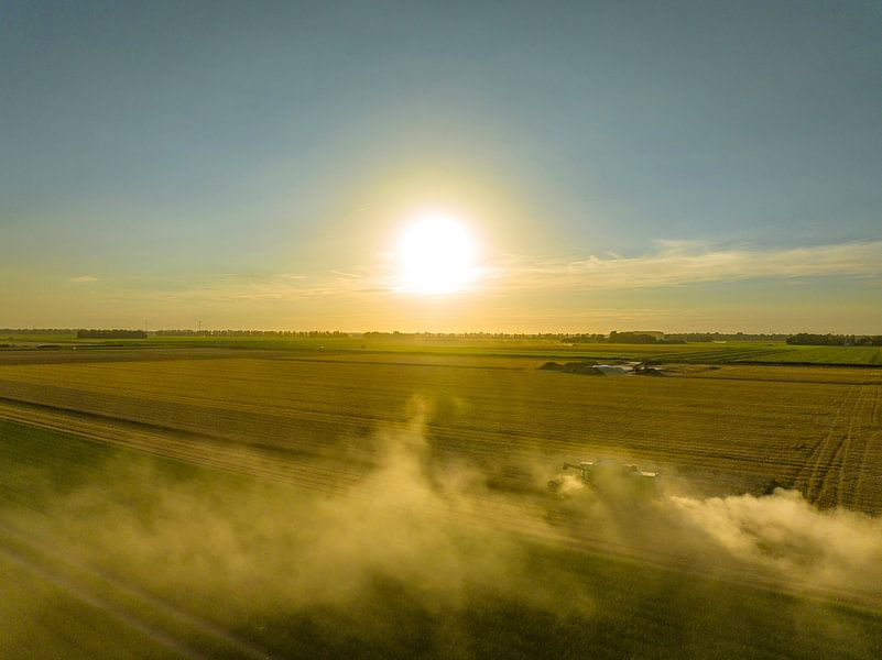 Mähdrescher bei der Weizenernte im Sommer aus der Vogelperspektive von Sjoerd van der Wal Fotografie