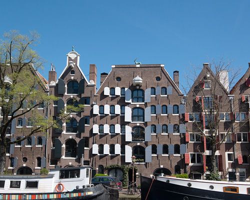 Grachtenhaus mit Fensterläden an der Brouwersgracht in Amsterdam