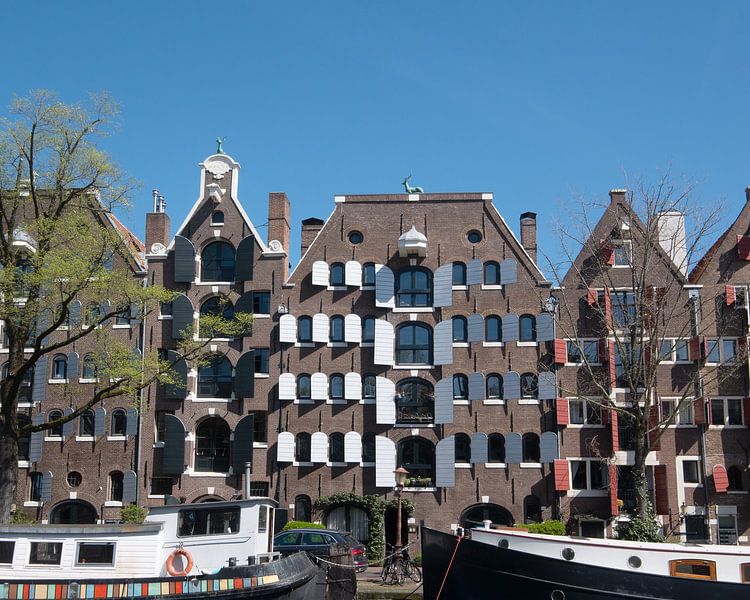 Grachtenhaus mit Fensterläden an der Brouwersgracht in Amsterdam von Marieke van de Velde