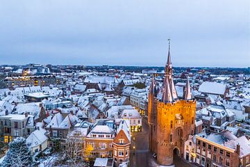 Zwolle Sassenpoort oude poort tijdens een koude winterochtend van Sjoerd van der Wal Fotografie