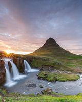 Kirkjufellsfoss sous le soleil d'une nuit d'été