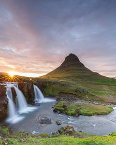 Kirkjufellsfoss sous le soleil d'une nuit d'été