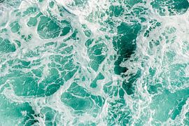Schuimende golven met witte schuimkoppen in turkoois abstract van Dieter Walther