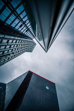 Kijk omhoog vanuit Hamburg. Dansende torens, moderne architectuur van Fotos by Jan Wehnert
