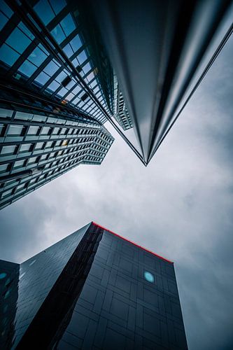 Kijk omhoog vanuit Hamburg. Dansende torens, moderne architectuur