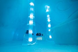 Slaapkamer met de hand uit ijs gehakt in het IceHotel in Jukkasjärvi in Zweden van Henk Vrieselaar