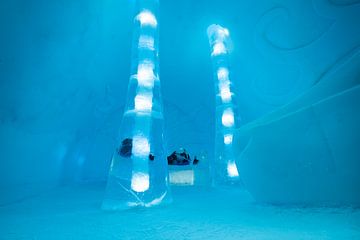 Chambre à coucher sculptée à la main dans la glace à l'IceHotel de Jukkasjärvi, en Suède.