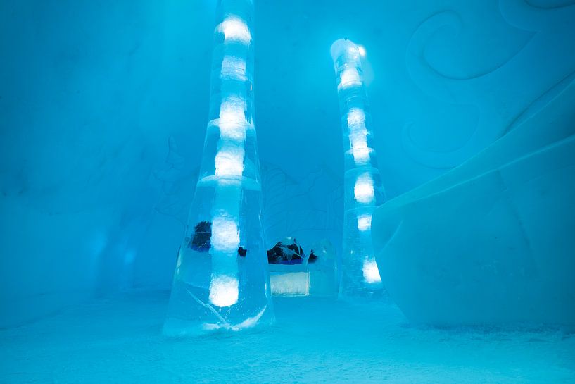 Chambre à coucher sculptée à la main dans la glace à l'IceHotel de Jukkasjärvi, en Suède. par Henk Vrieselaar