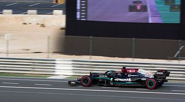 Formule 1, Lewis Hamilton in de zwarte Mercedes van Bianca Fortuin