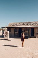Retro tankstation met model langs de weg in Australie
