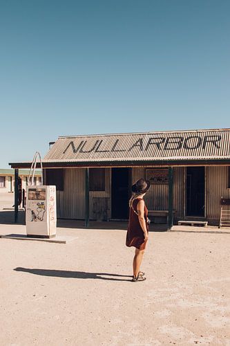 Retro tankstation met model langs de weg in Australie
