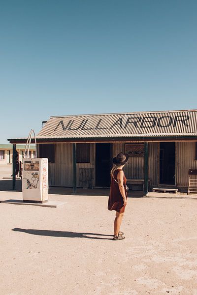 Retro-Tankstelle mit Straßenrandmodell in Australien von Guido Boogert