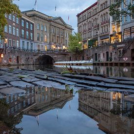 Utrecht Oudegracht met Stadhuis en Stadhuisbrug van Russcher Tekst & Beeld