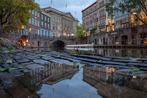 Utrecht Oudegracht met Stadhuis en Stadhuisbrug van Russcher Tekst & Beeld