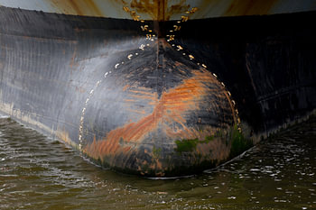 Boeg van een schip in een haven.