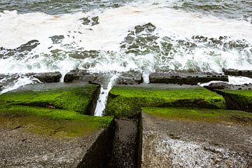 Pierres brisant les vagues le long de la côte maritime sur JWB Fotografie