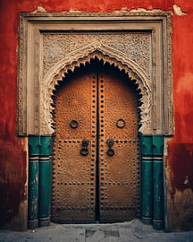 Prächtiges Tor mit hohen Türen in Marrakesch von Studio Allee