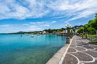 Uitzicht op de promenade in Velden aan het prachtige Woerthersee meer