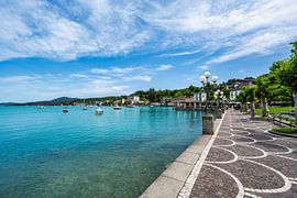 Ein Blick auf die Seepromenade in Velden am schönen Wörthersee von Andreas Völkel