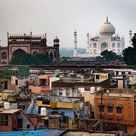 Sloppenwijk in Agra India met de Taj Mahal op de achtergrond. van Twan Bankers