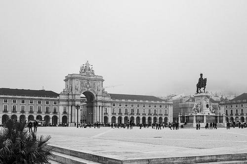 Praça do Comércio im Nebel, Lissabon
