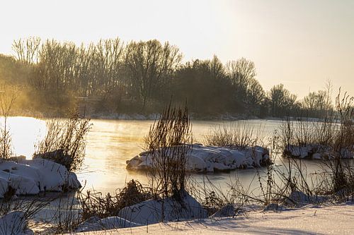 Sonnenaufgang mit Schnee und Eis