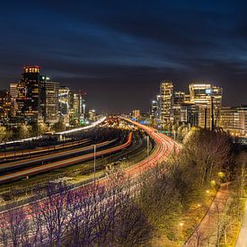 Trafic nocturne à Zuidas, Amsterdam sur Jeroen de Jongh