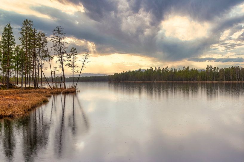 Nach Regen kommt Sonnenschein an einem See in Schweden von Arjen Roos