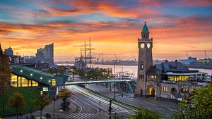 Lever de soleil au Landungsbrücken à Hambourg, Allemagne