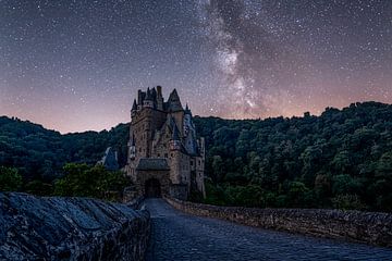 Milkyway above burg Eltz by Tim Wouters