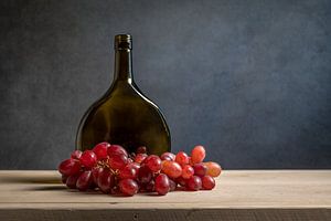 Stilleben mit blauen Weintrauben und einer Flasche von John van de Gazelle