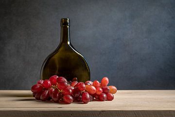 Stilleven met rode druiven en een fles van John van de Gazelle