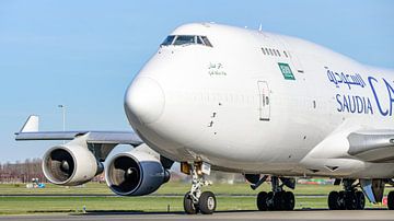 Taxiënde Saudi Arabian Airlines Cargo jumbojet.