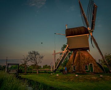 De molen van Tienhoven in de avondzon.