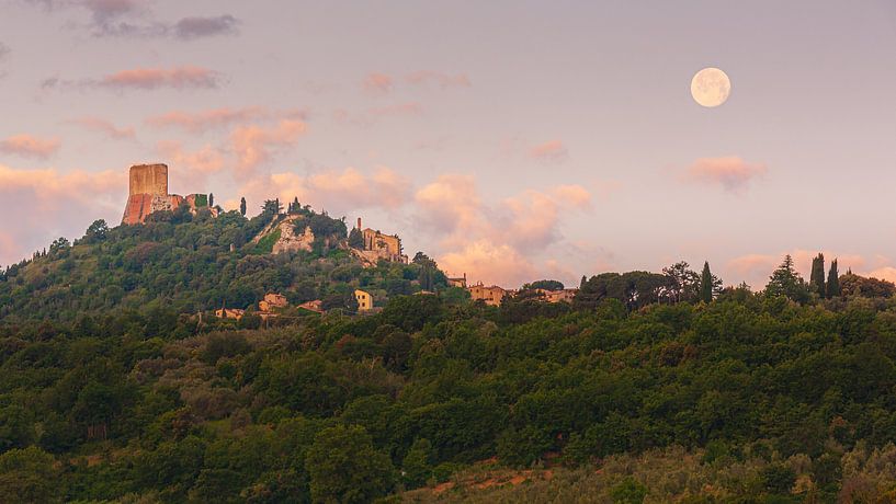 Full moon at Rocca di Tentennano, Tuscany, Italy by Henk Meijer Photography