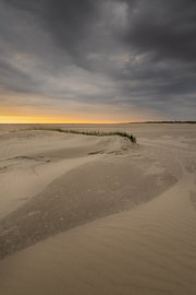 Dreigende wolken boven het strand van Schiermonnikoog met de vuurtoren in de verte van KB Design & Photography (Karen Brouwer)
