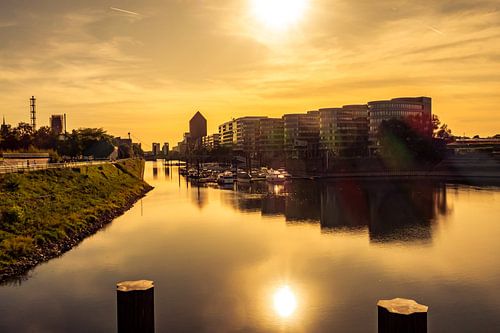 Zon in het tegenlicht bij de binnenhaven in Duisburg Ruhrgebied