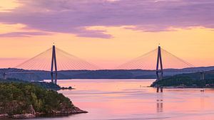 Uddevalla brug met zonsondergang, Zweden van Adelheid Smitt