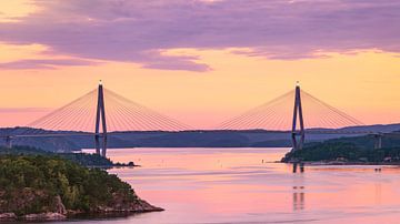 Uddevalla-Brücke mit Sonnenuntergang, Schweden von Adelheid Smitt