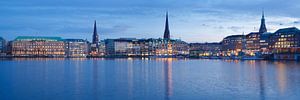 Ballindamm, Binnenalster und Jungefernstieg mit Weihnachtsbeleuchtung, bei Abenddämmerung, Panoramaa