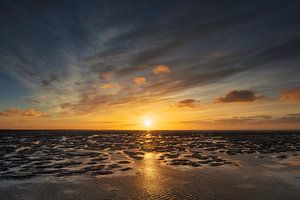 De Waddenzee bij zonsondergang van Karla Leeftink