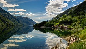 Reflexionen über den Hardangerfjord, Norwegen