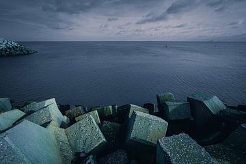 Betonblokken beschermen de haven aan de kust (Kustlijn) van Rick Van der Poorten