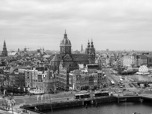 Zicht op Amsterdam in zwart wit van Patricia Hofmeester