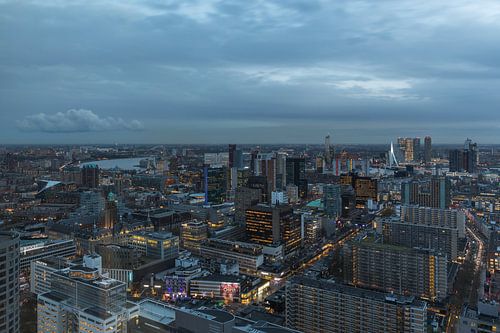 De skyline van Rotterdam tijdens het blauwe uurtje