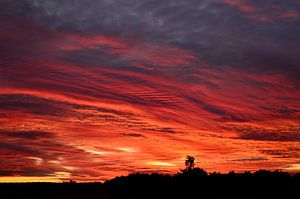 SUPER Sonnenuntergang mit färbenden Wolken