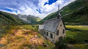 Kerkje van Gletch in de Zwitserse Alpen van Rens Marskamp