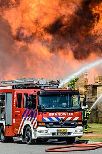 Véhicule de pompiers devant un incendie dans une zone industrielle sur Sjoerd van der Wal Photographie