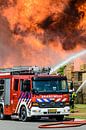 Véhicule de pompiers devant un incendie dans une zone industrielle par Sjoerd van der Wal Photographie Aperçu