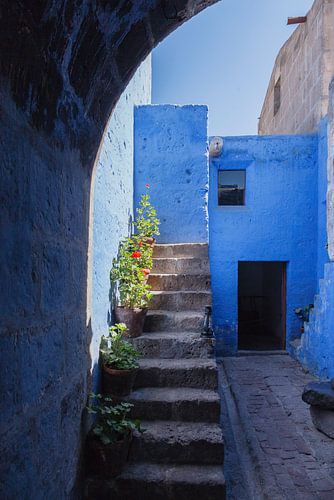 Doorkijkje met trap  Santa Catalina klooster Arequipa, Peru